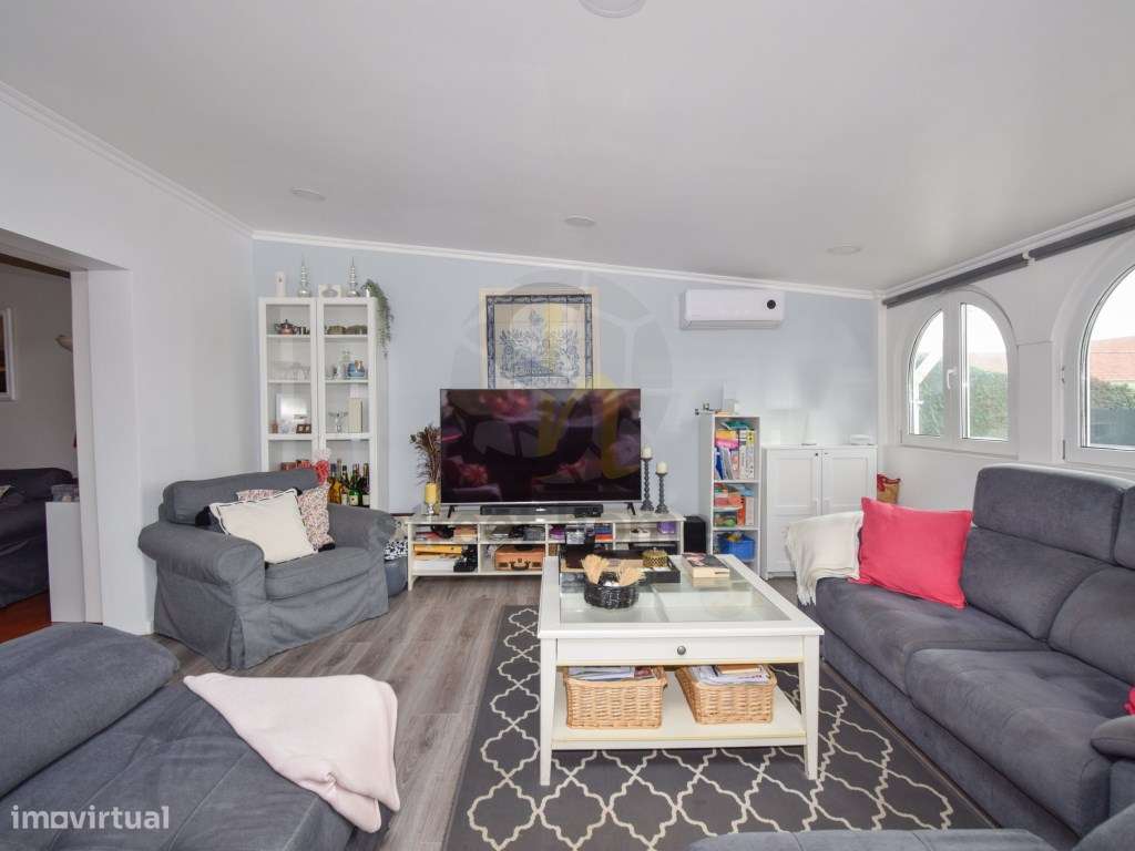 Moradia espaçosa com 2 pisos mais sótão , garagem e espaço exterior...-30