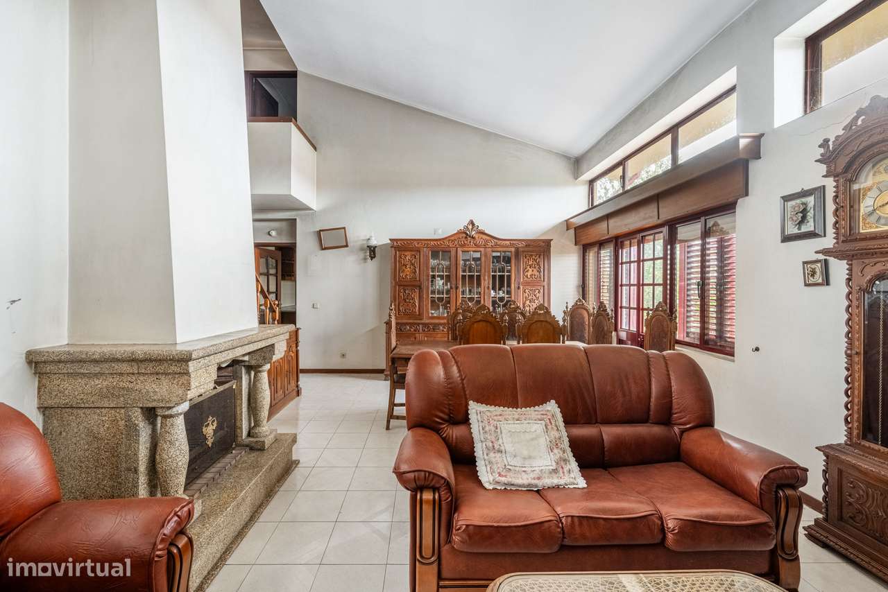 Moradia T4 de gaveto em Nogueira-8