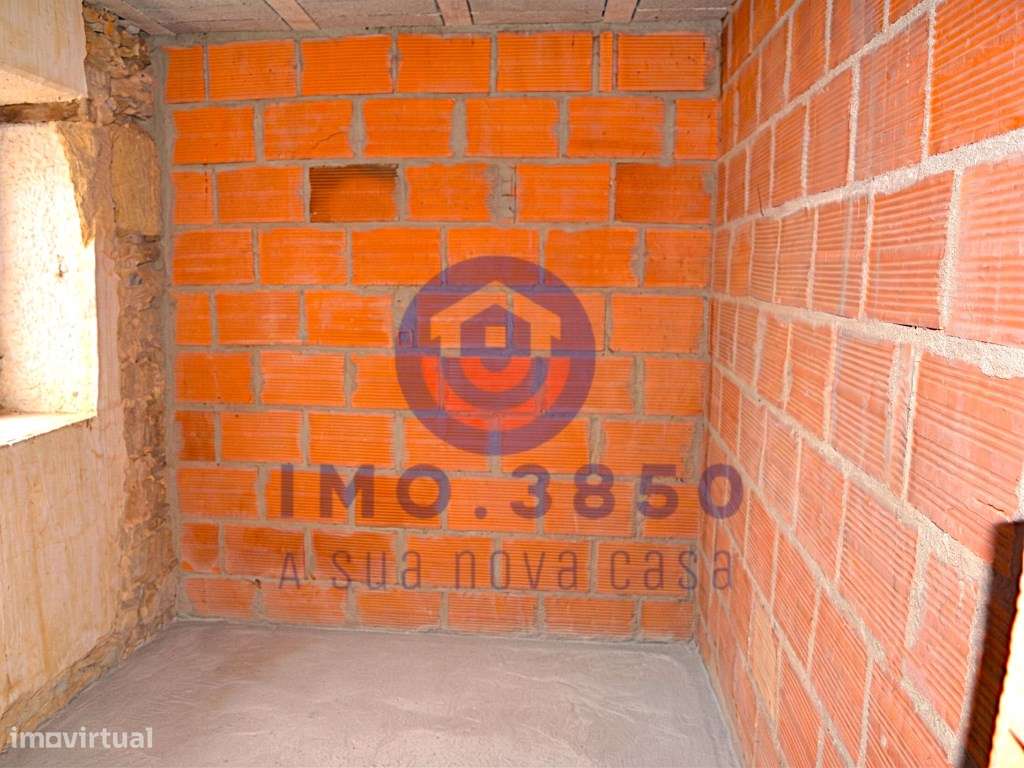 Moradia T3 em pedra para recuperação-8