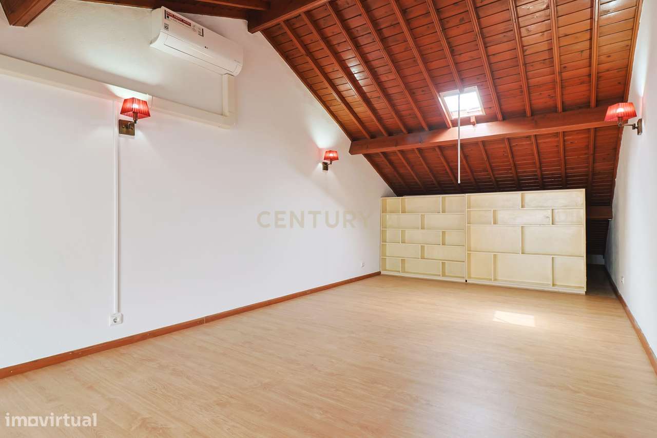 Moradia T2+1 com sótão, garagem, jardim e logradouro – Ponta Delgada-36