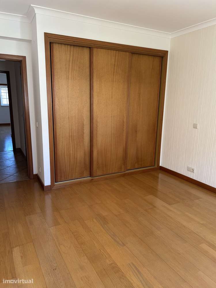 T3 Exelente c/  garagem tripla-9