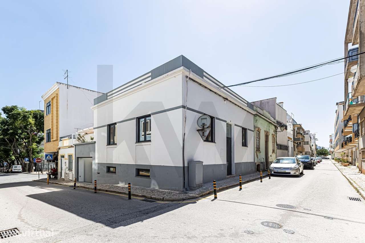 Moradia com 3 pisos e garagem no centro de Portimão - Grande imagem: 2/26