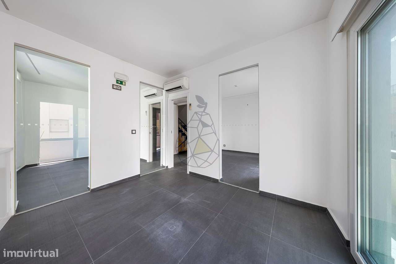 Escritório remodelado para arrendamento ao ano no Centro de Portimão - Grande imagem: 2/26