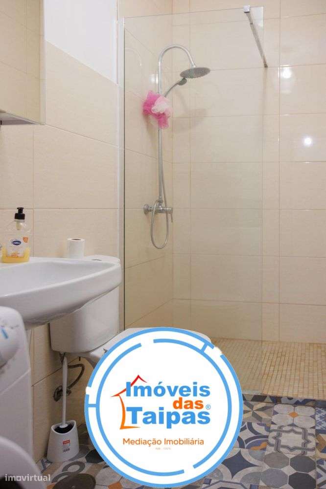 Vende-se Moradia Individual e rés-do-chão - T2-24