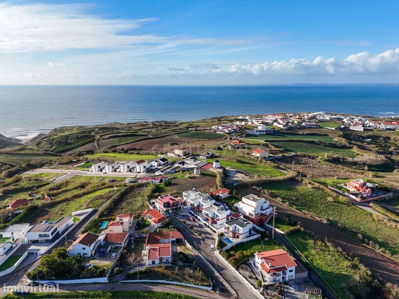 Moradia T4 contemporânea entre o mar e a serra - Grande imagem: 2/44