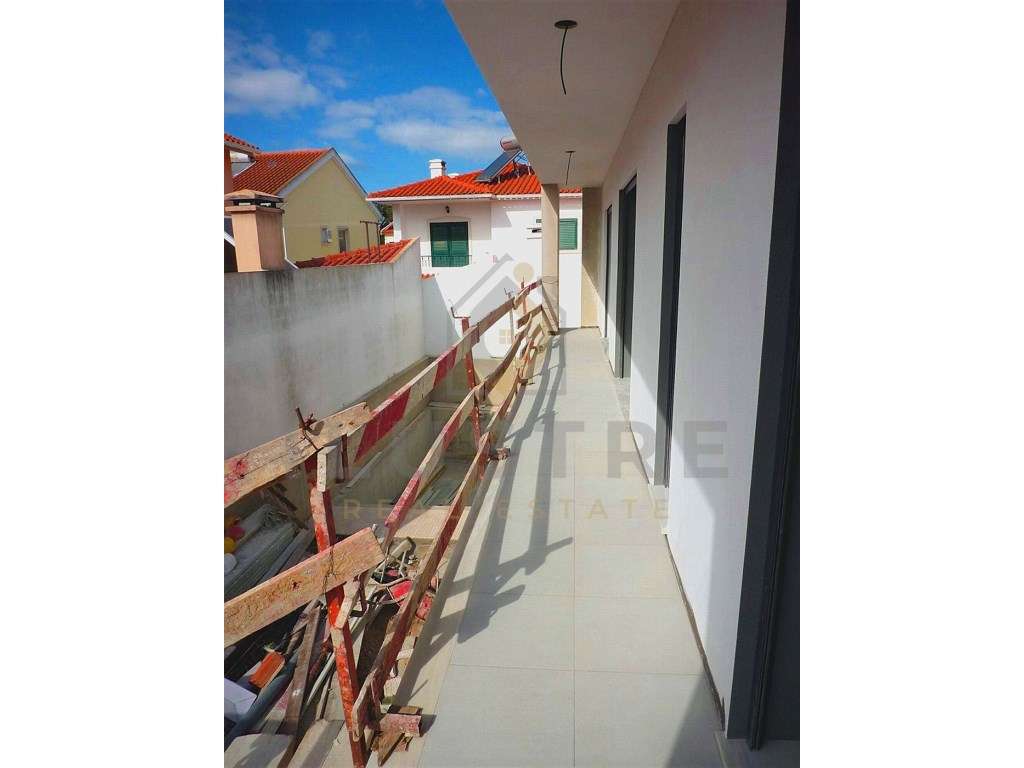 Moradia isolada com áreas generosas e piscina nos Foros da Amora-13