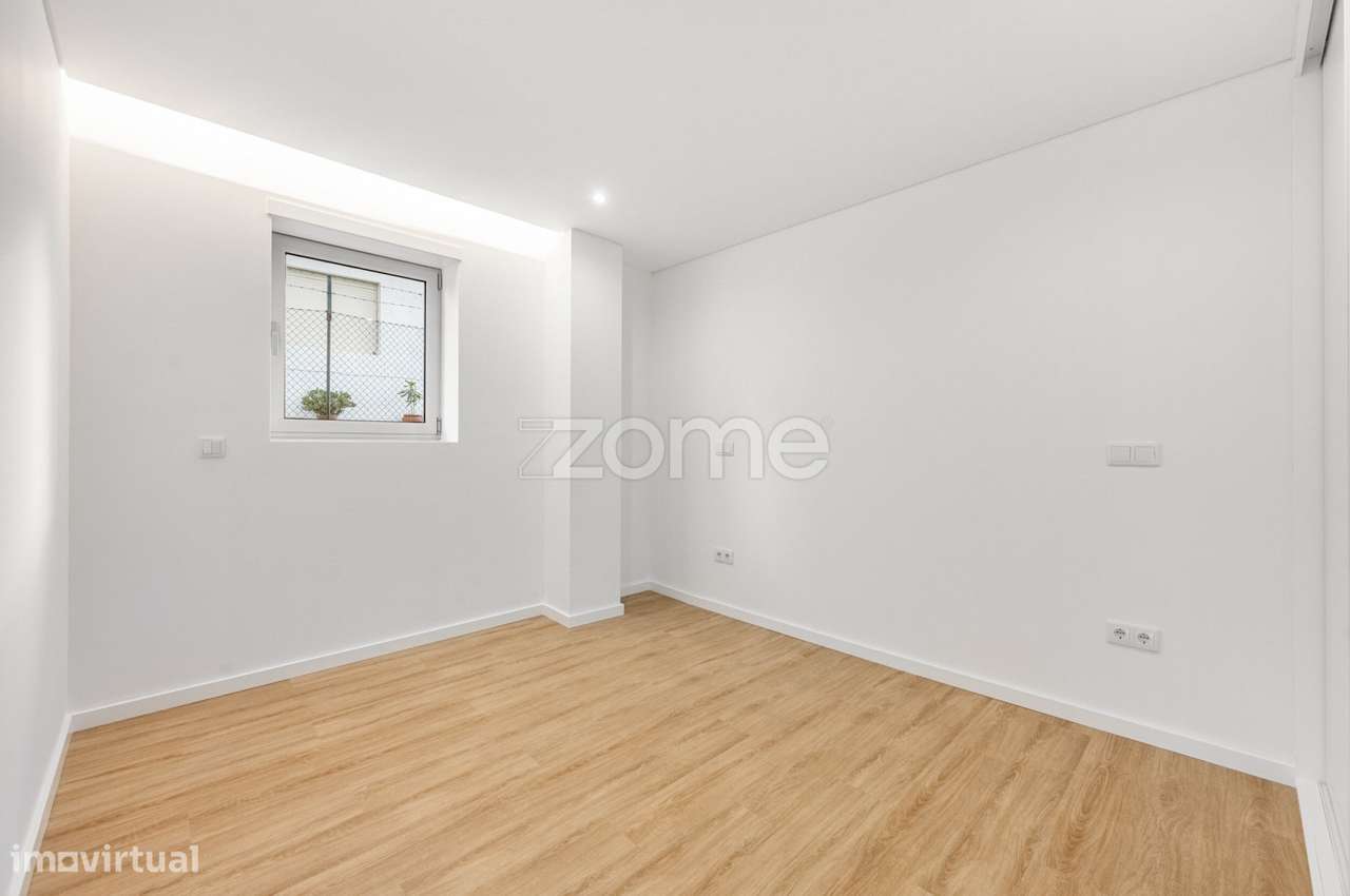 Apartamento T1 totalmente renovado, com varanda e lugar de garagem-7