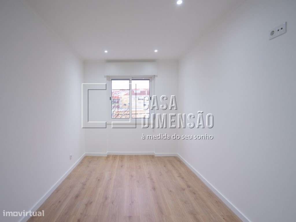 Apartamento de tipologia T2, em fase de Remodelação, no Cacém!!-13