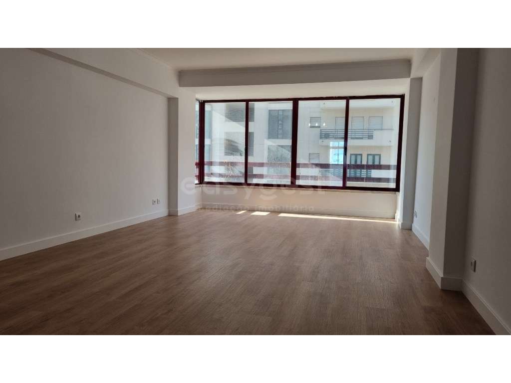 Apartamento T3 Estrada da Luz com parqueamento e arrecadação - Grande imagem: 5/22