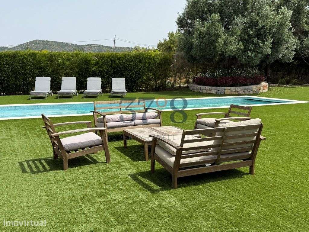 Uma vivenda de 4 quartos com piscina, num terreno de 2 hectares a 10 m-52