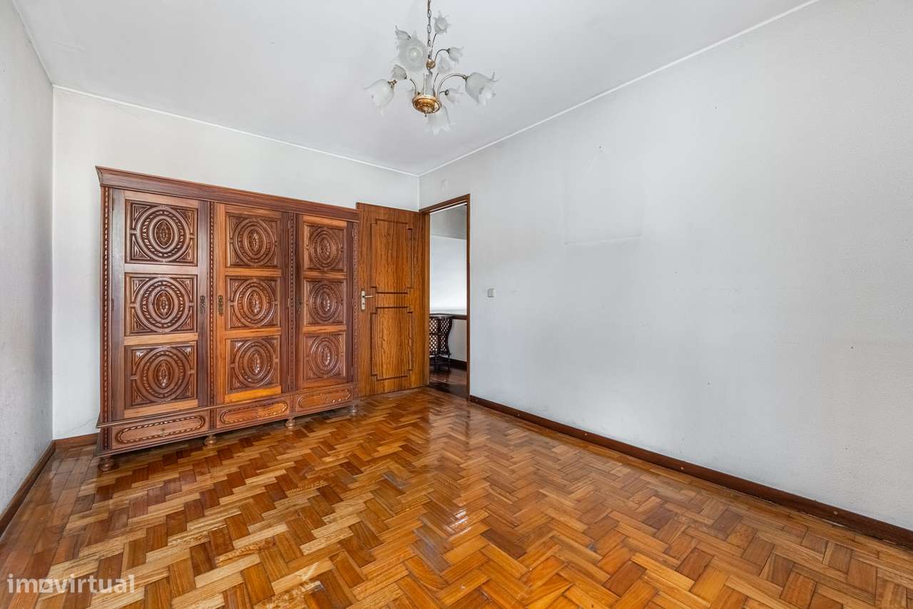 Moradia T4 de gaveto em Nogueira-17