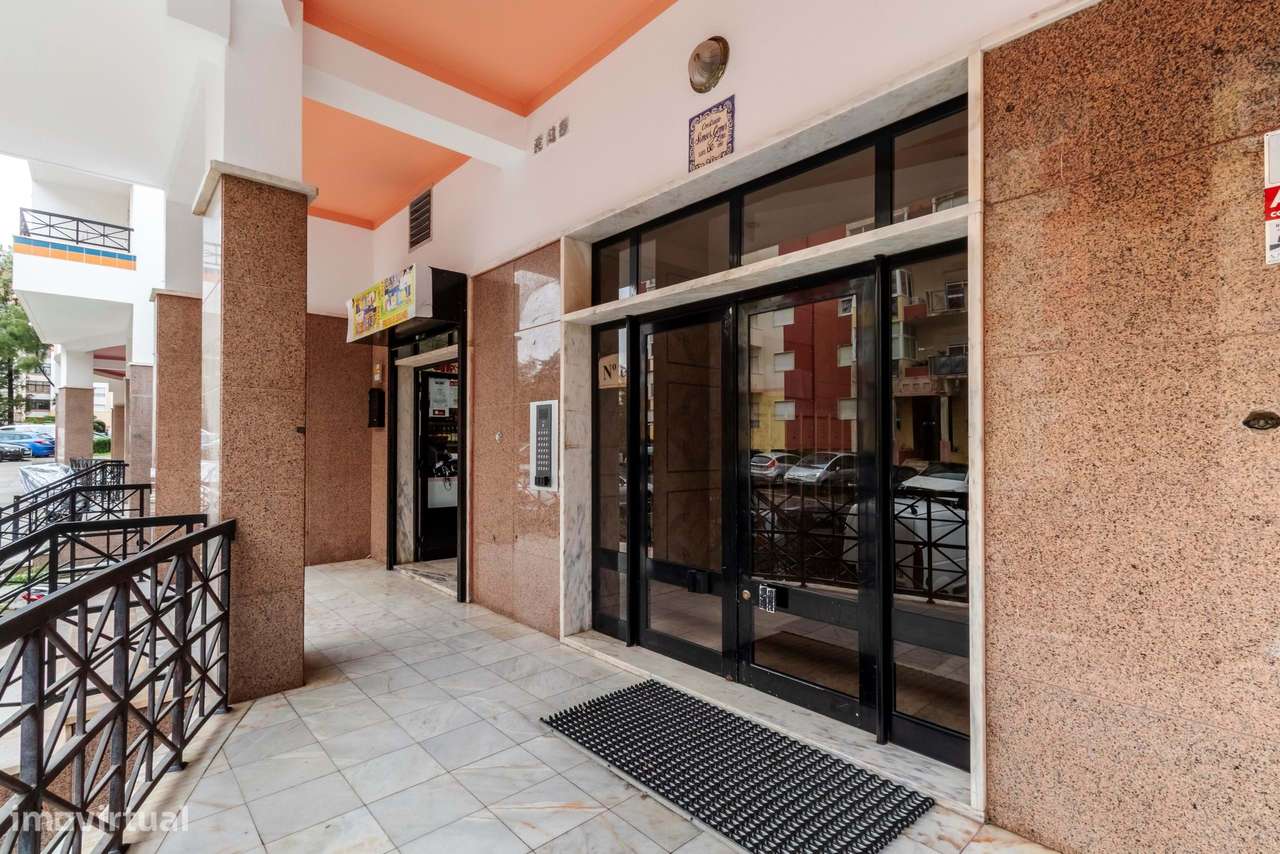 Apartamento T2 Remodelado c/ Lugar de Estacionamento em Mem Martins, S-2