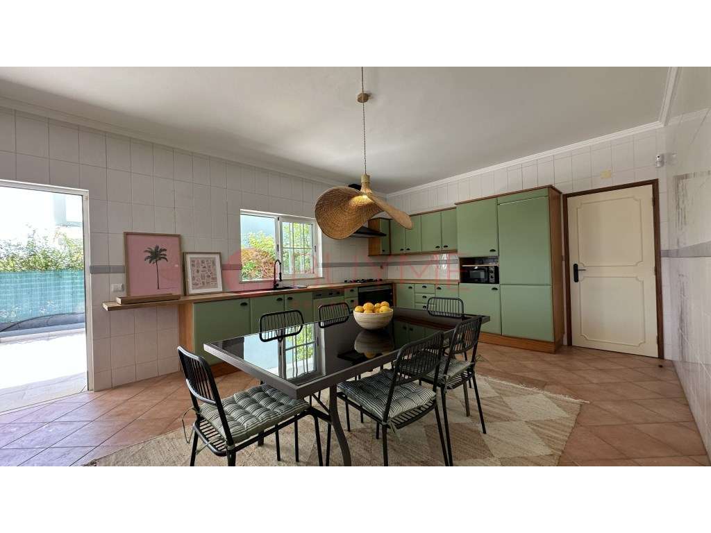 Moradia V4 Exclusiva com Piscina, Jacuzzi e Amplos Jardins em Almancil-17
