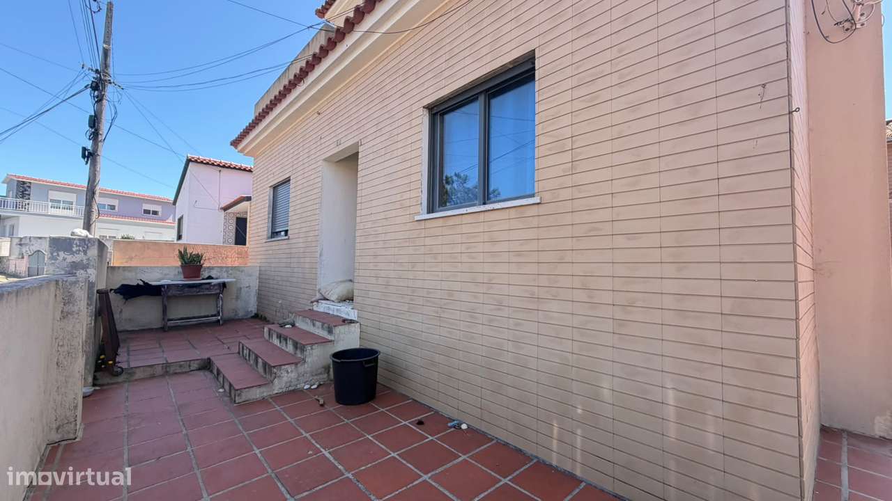 Andar de Moradia T2 c/ Suite, Logradouro e Garagem-8