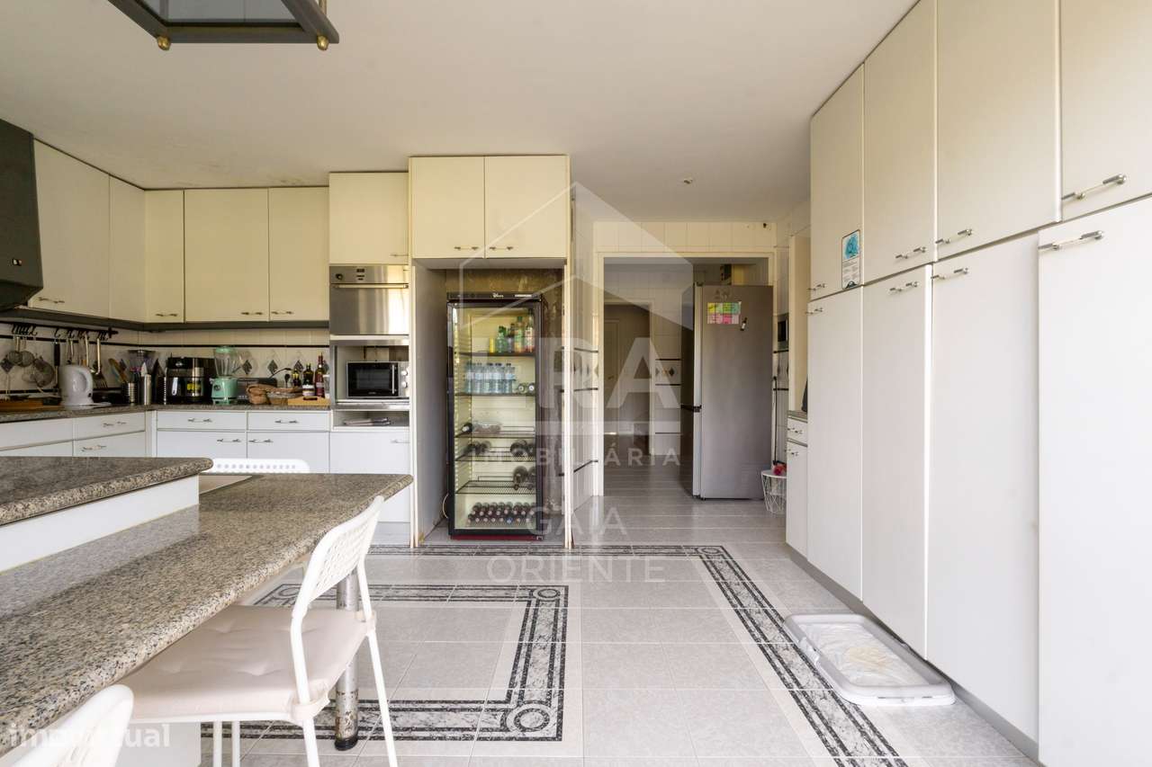 Moradia T8 com jardim e piscinas em Miramar-24