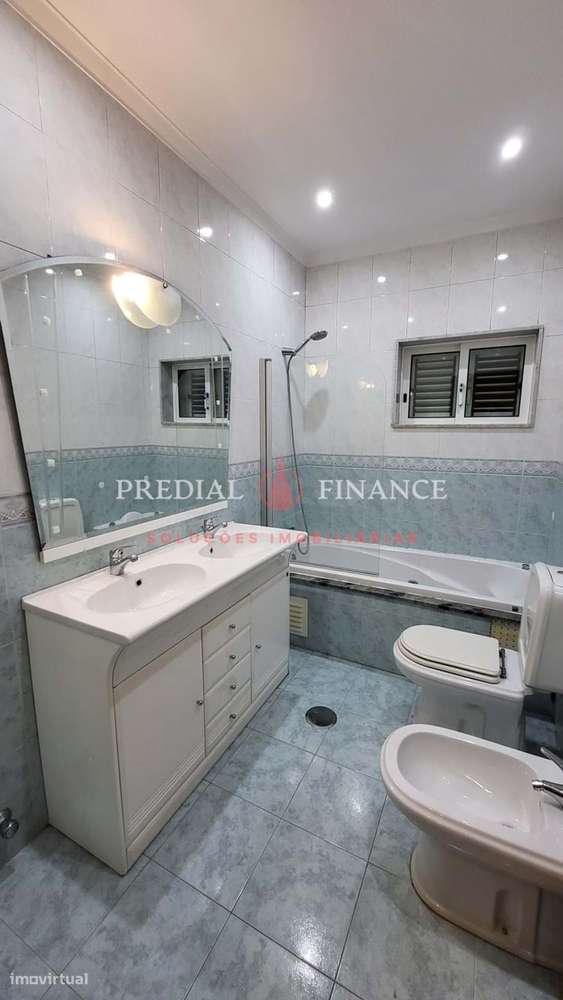 Moradia T4 com Jardim, Terraço, Garagem Dupla e Área de Barbecue — Exc-12