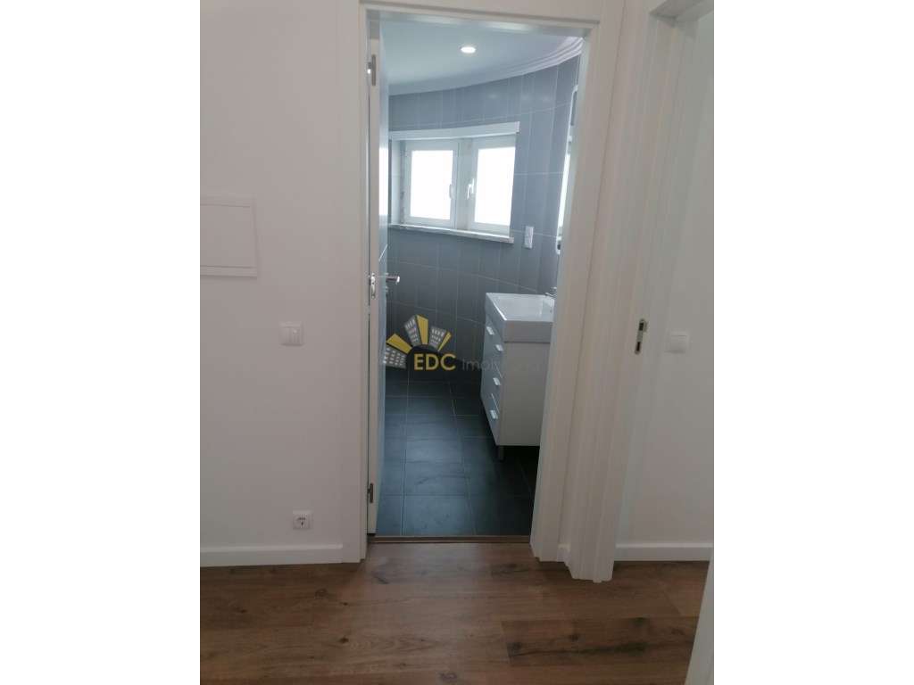 Moradia V3+1 Totalmente Remodelada no Centro da Ericeira e com vist...-28