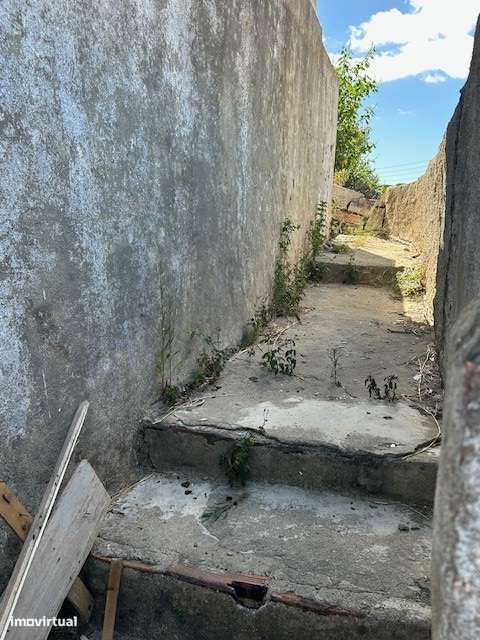 Terreno com 3 moradias devolutas - Grande imagem: 2/16