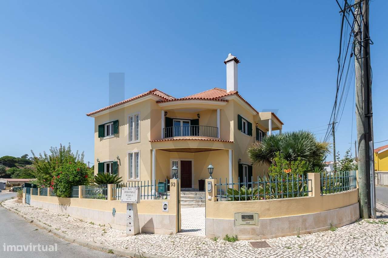 Moradia Isolada | 5 Quartos, Jardim, Garagem para 4 Carros-0