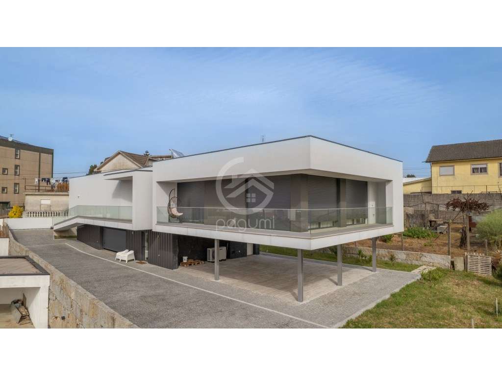 Moradia Contemporânea | 1.470 m² | A 1 Minuto da A4-48