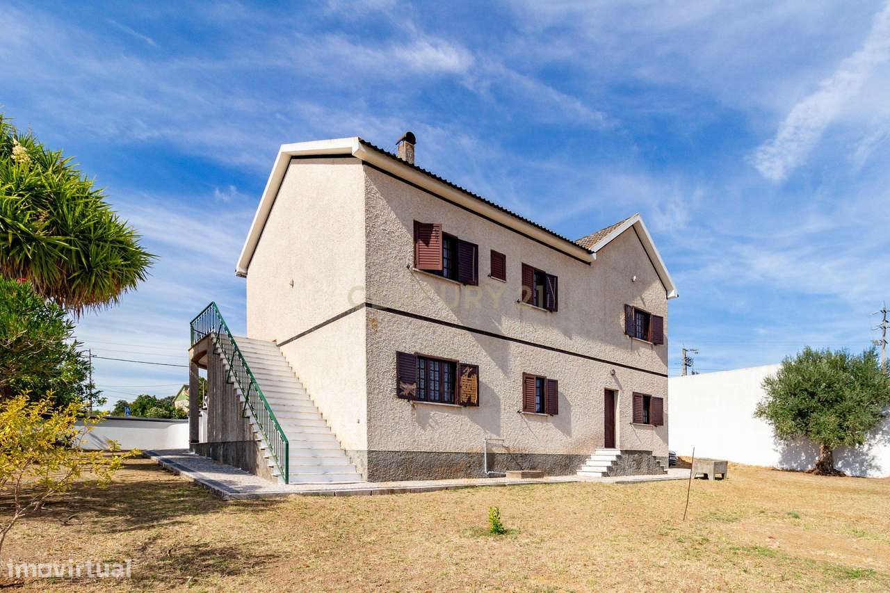 Moradia T4 com Potencial para 2 Frações  Terreno de 8.480 m²  Torres N-9