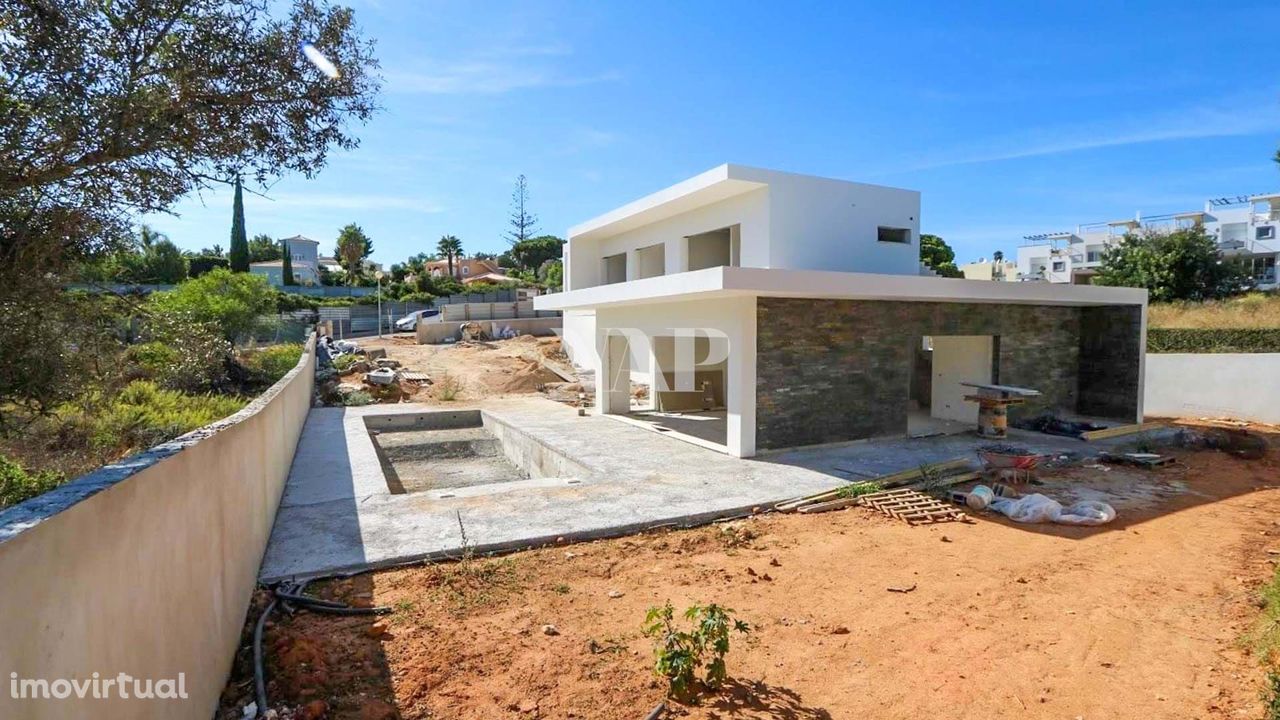 CARVOEIRO - Nova moradia V3+1 em fase final de construção