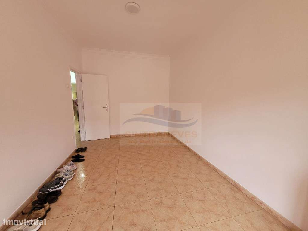 T2 pronto habitar, perto da estação de comboio com duas varandas em...-11