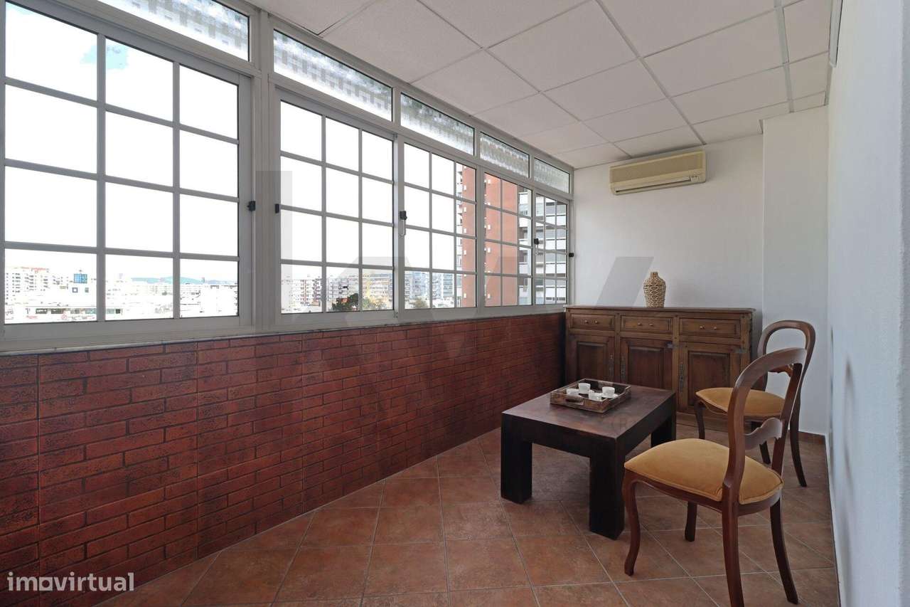 Apartamento T2 exclusivo no último piso do Edifício Royal com terraço-36