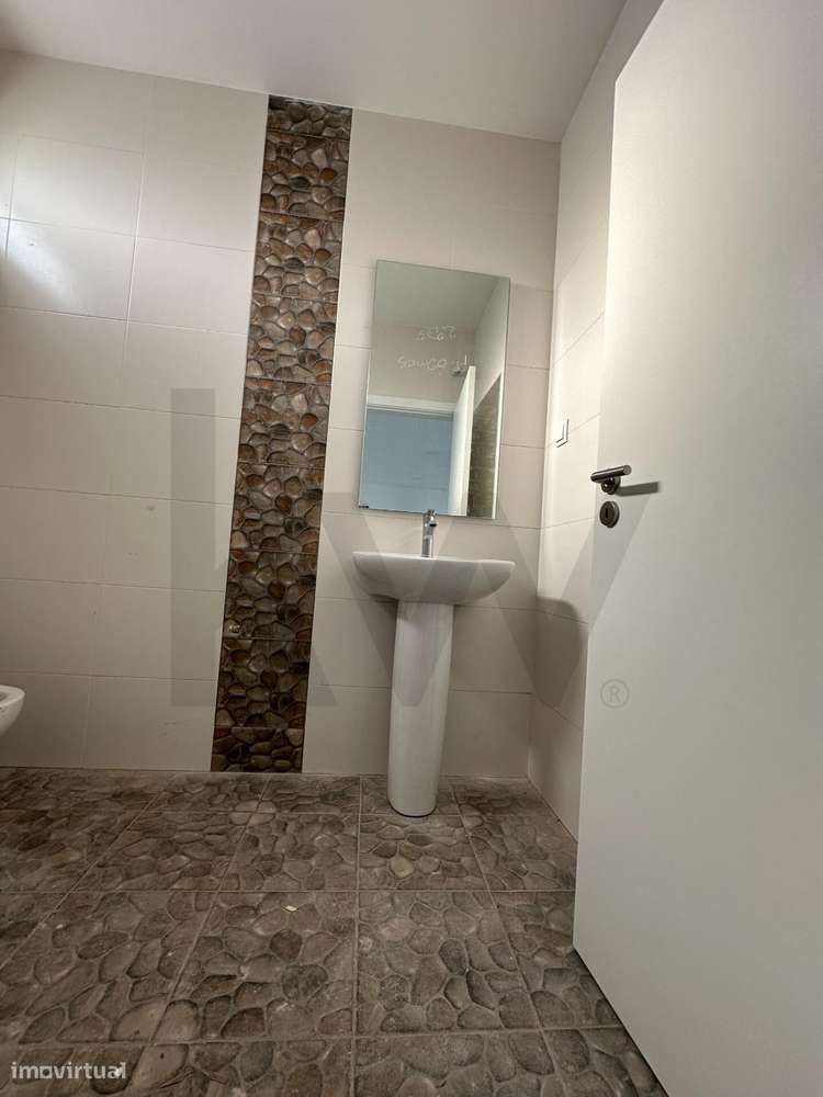 Loja com 111m2 na Carvoeira-7
