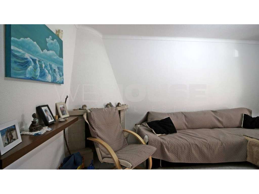 Apartamento T2 com 77m2 e arrecadação localizado na Verderena-6