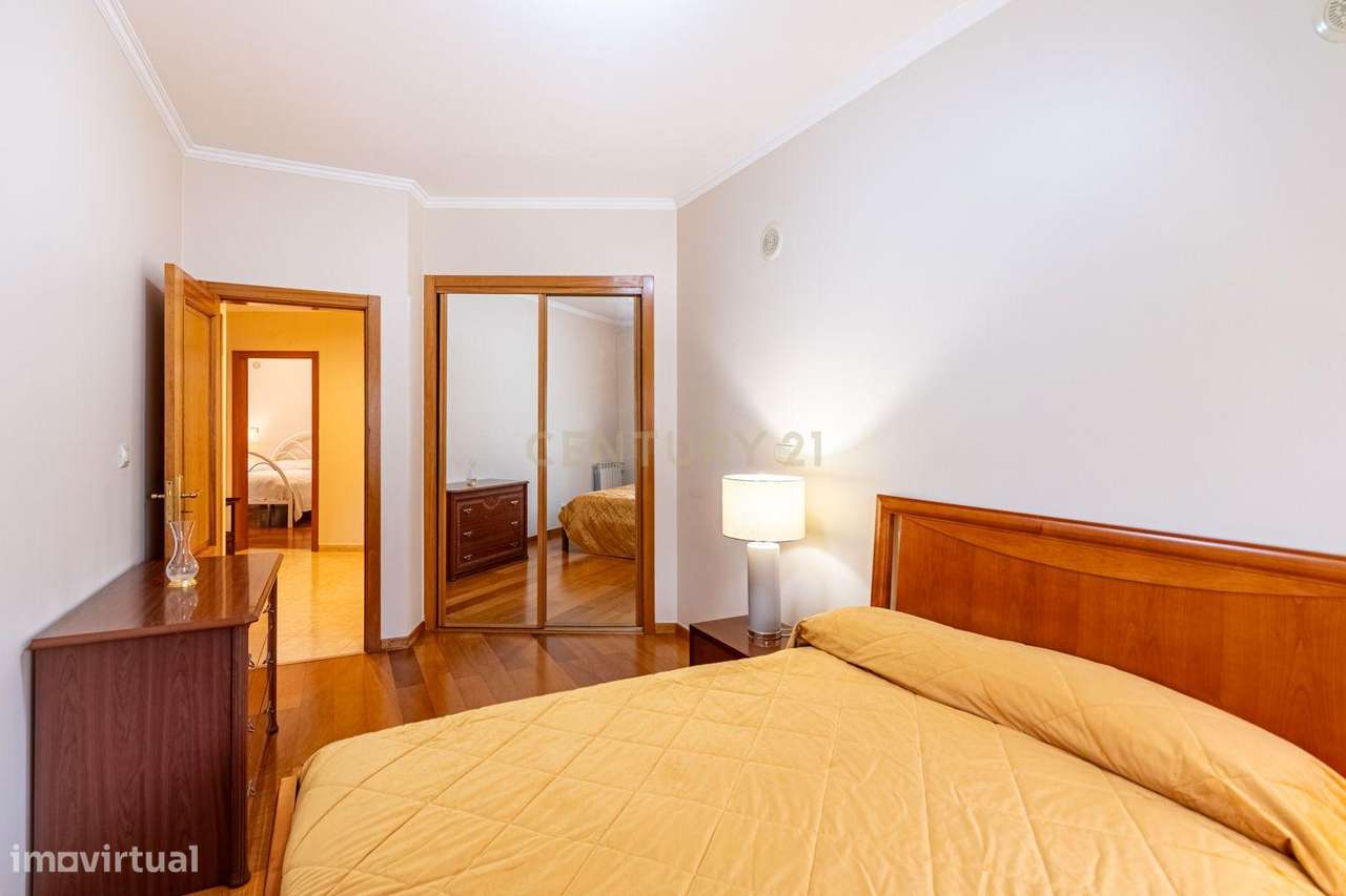 T3 com duas varandas na Rua Pulido Valente Colinas do Cruzeiro-30