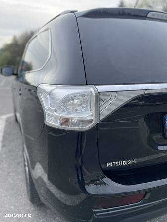 Mitsubishi Outlander 2.0 4WD Plug-In Hybrid - 9