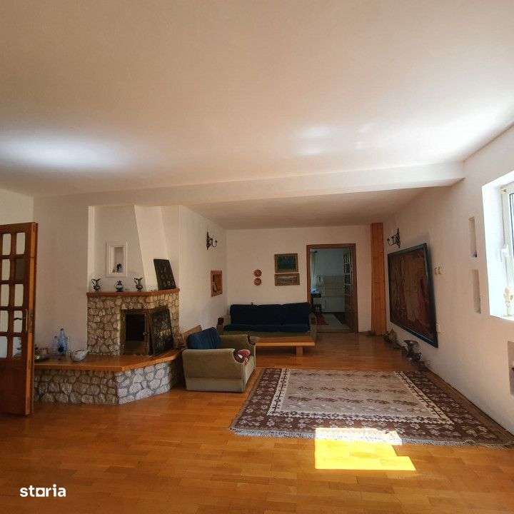 Vila deosebita cu o oaza de verdeata - Imagine principală: 4/19