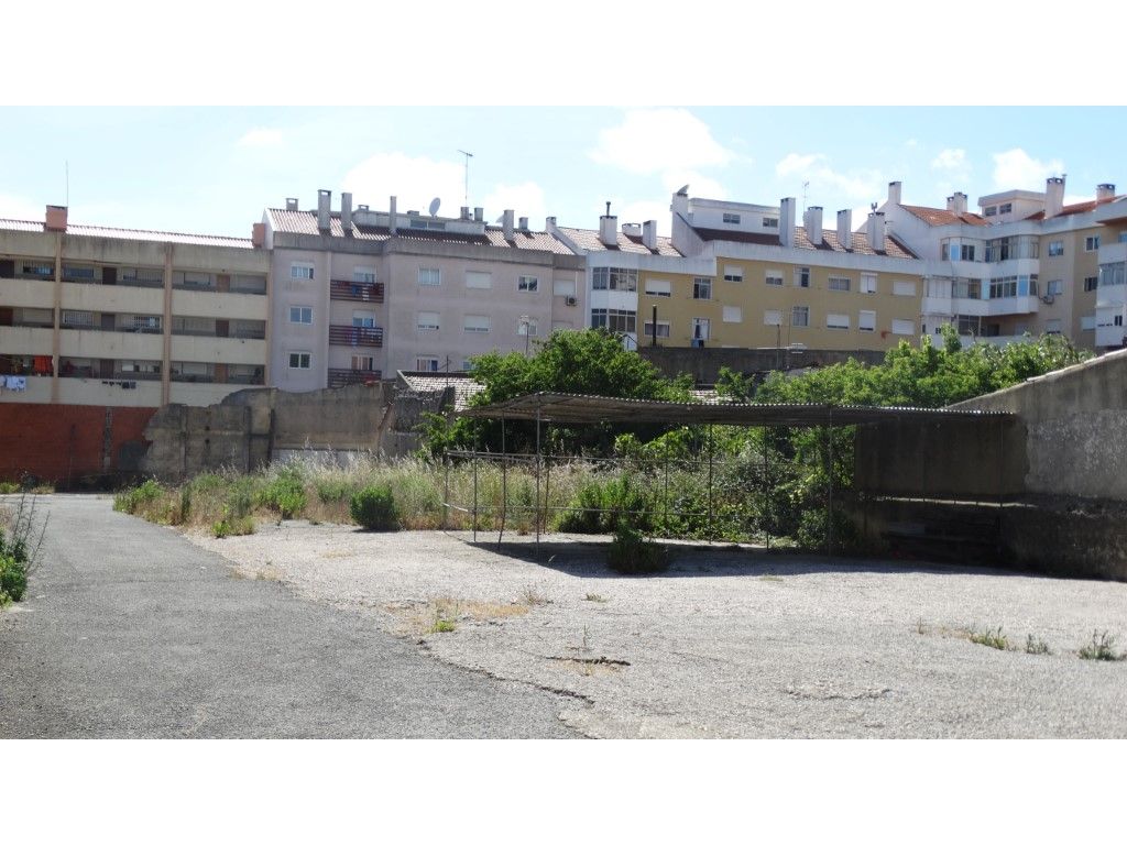 Terreno Urbano para Construção nova no Centro do Cacém