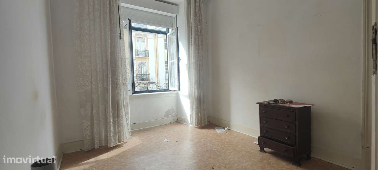 Apartamento T3 com varanda em Avenidas Novas, para remodelação total.-7