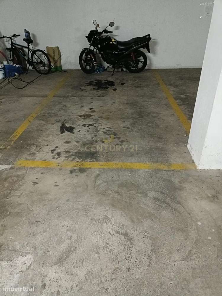 Apartamento T4 com garagem em condomínio com piscina no centro de Albu-24
