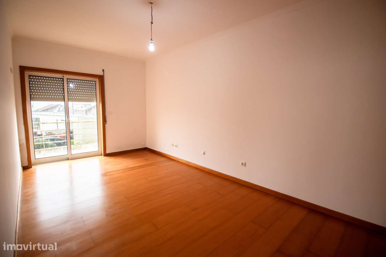 Moradia T4 Usada em Excelente Localização – A Apenas 1 km da Praia-13