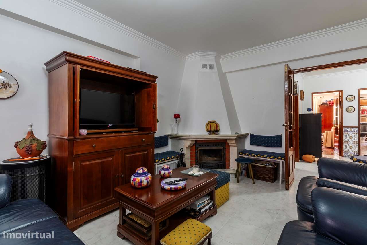 Apartamento T2 c/ 2 Lugares de Estacionamento e Terraço c/ 30m2 em Mem-26