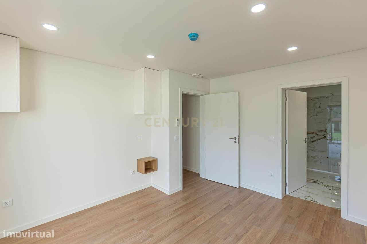 Apartamento T2 com Espaço Exterior à Venda – Prédio Novo no Centro do - Grande imagem: 3/26