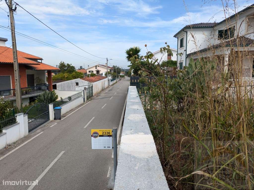 Vende-se moradia para recuperar com lote de terreno - Lordemão-13