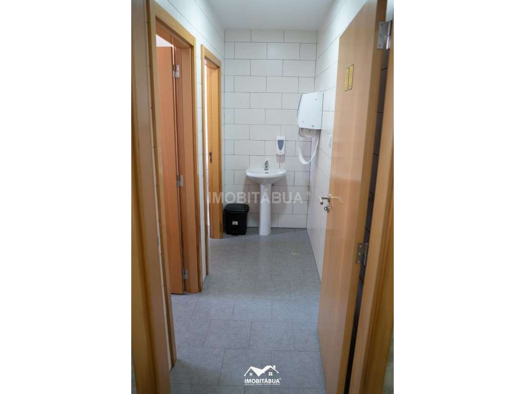 Espaço comercial com habitação T5 no centro da vila-38