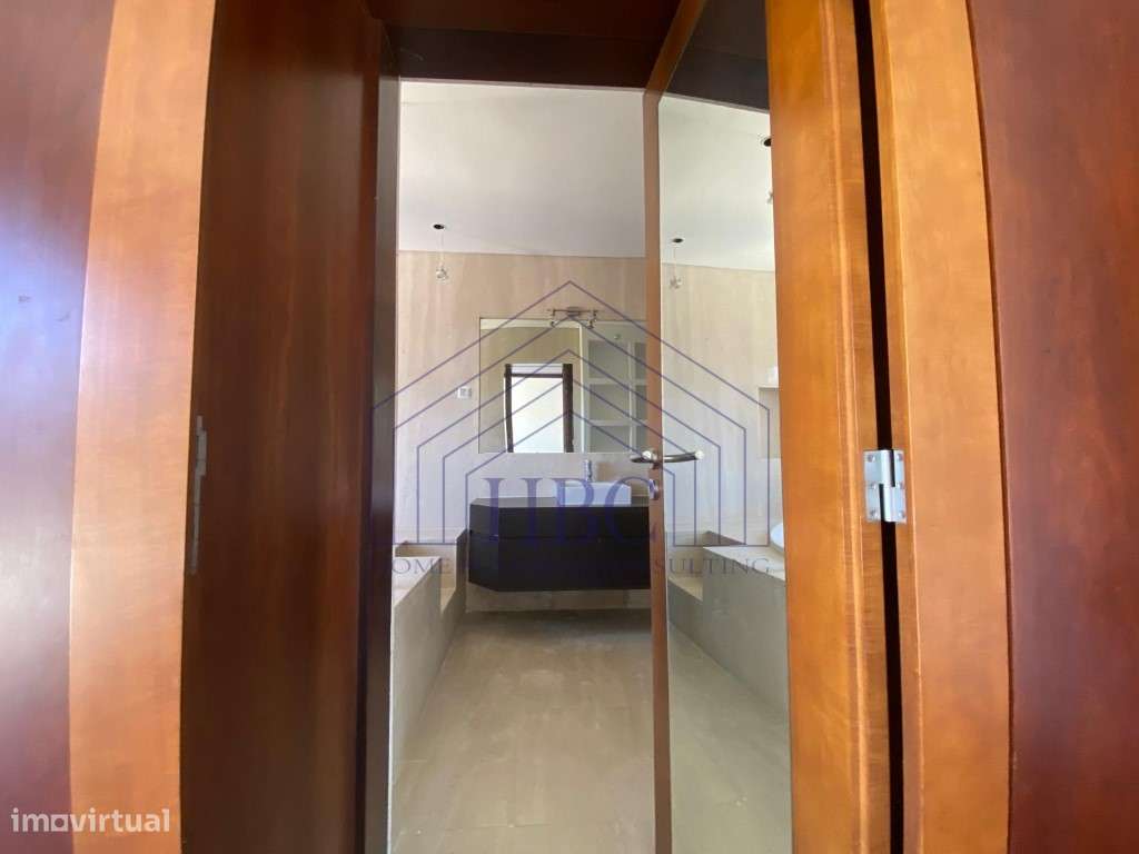 Moradia T4 com Amplo Jardim e Potencial de Remodelação em Alcabidec...-32