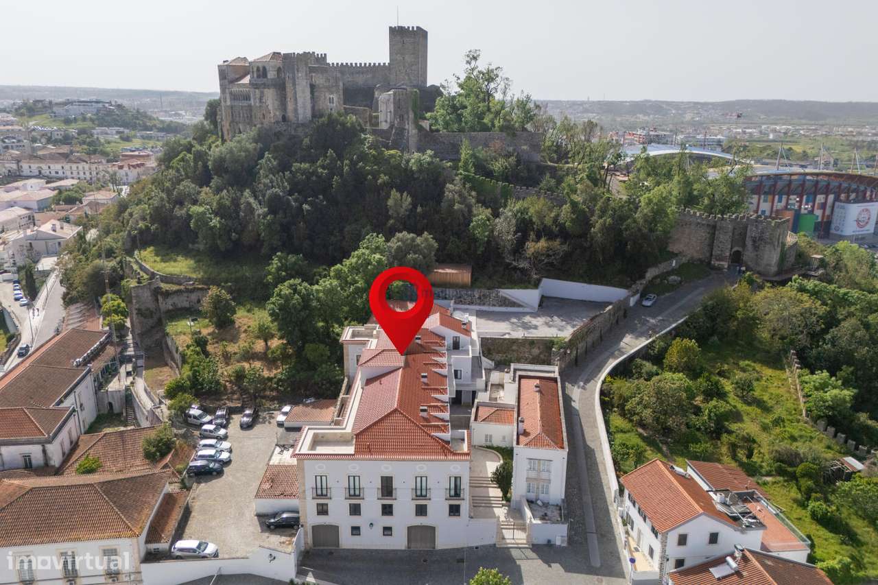 APARTAMENTO T3 TRIPLEX COM ELEVADOR PRIVADO EM LEIRIA - FRACÇÃO A-0