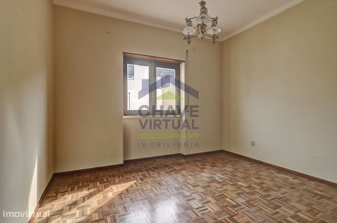 Moradia V3 com Terreno Urbano e Garagem - Seixal, Lourinhã-17