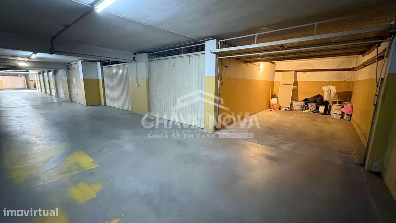 Apartamento T2 Duplex Renovado com Terraço, Garagem Box e 3 WC-19