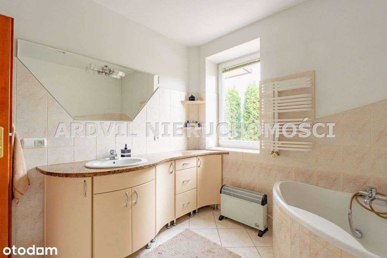 Solidny przestrony dom-10