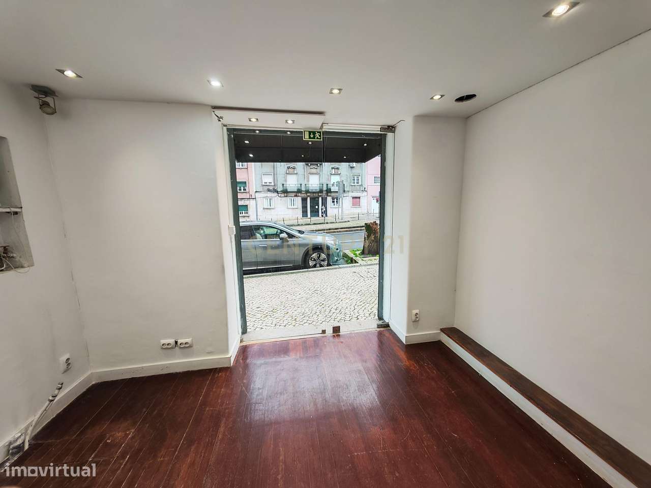 Loja pequena, mas com excelente localização na Av. João XXI a  200 met - Grande imagem: 3/16