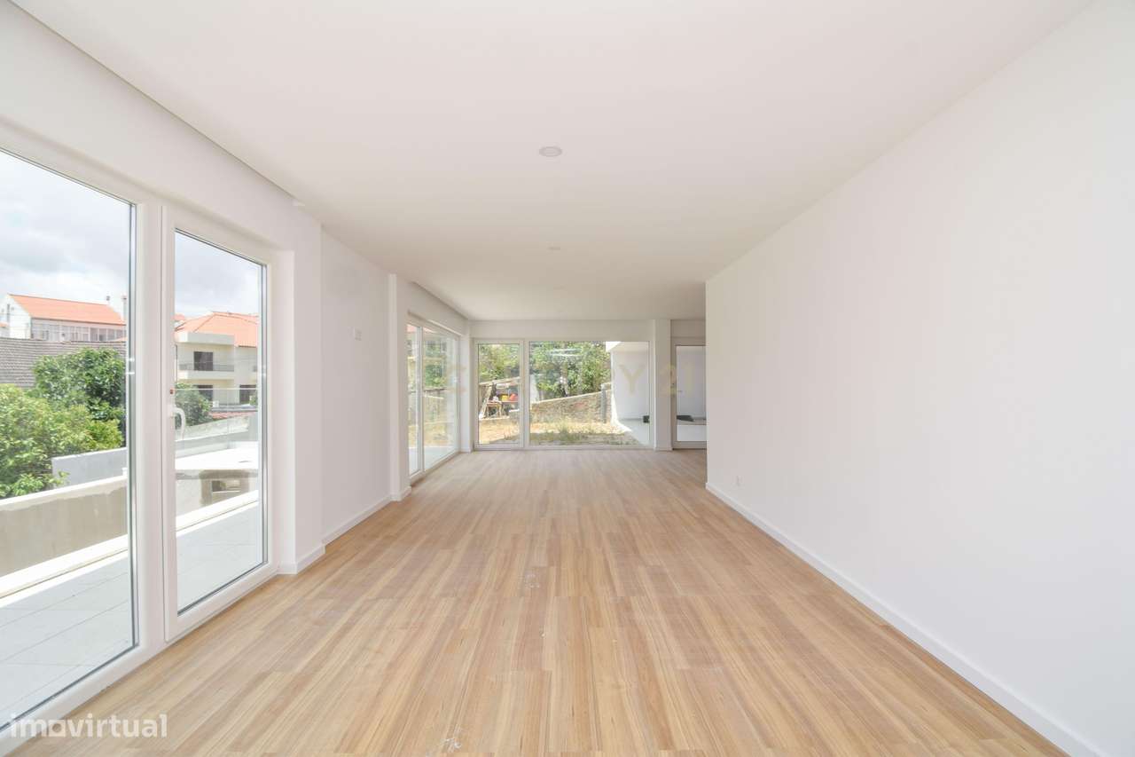 Moradia T4 de Arquitetura Moderna e Sustentável em Famões - Casal do R-29