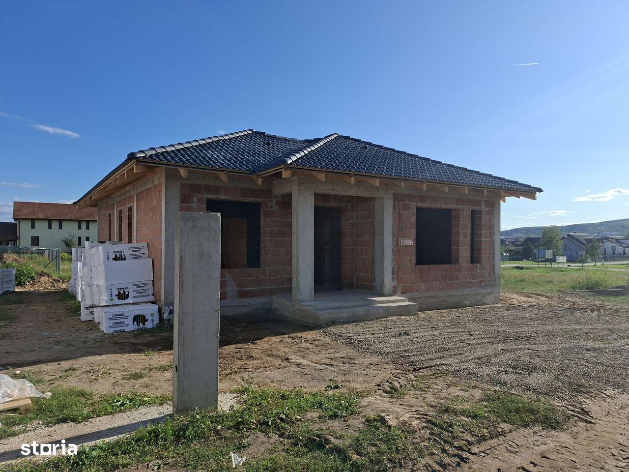 Casa la rosu pe un nivel-1