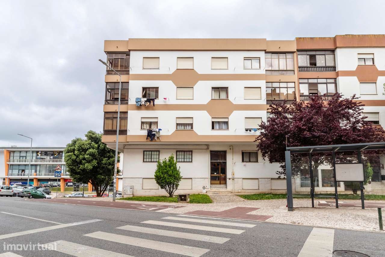 Apartamento T2 c/ Varanda em Agualva, Sintra-0